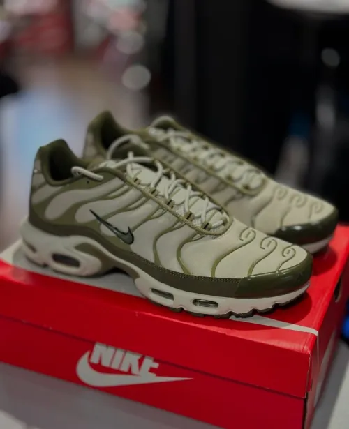 Nike Air Max Plus Os Clair Neutre Olive