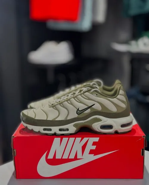 Nike Air Max Plus Os Clair Neutre Olive