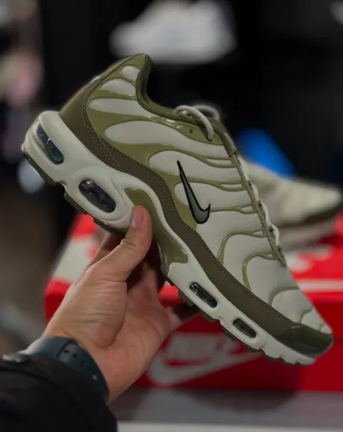 Nike Air Max Plus Os Clair Neutre Olive