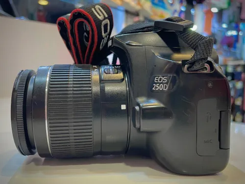 Canon 250d + objectif 18-55mm EFS
