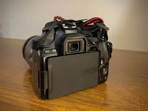 Canon eos 250d + objectif 18-55mm EFS