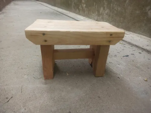 Tabouret en bois massif rouge