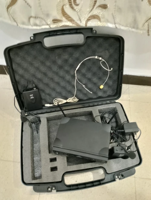 Système de microphone sans fil UHF (Ultra High Frequency).