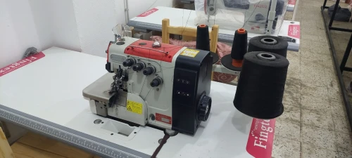 Lot de machine pour un atelier de confection de vêtements