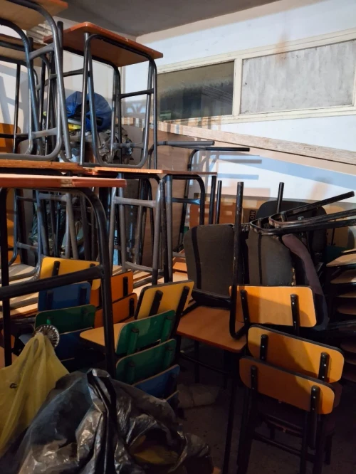 Tables et chaises scolaires