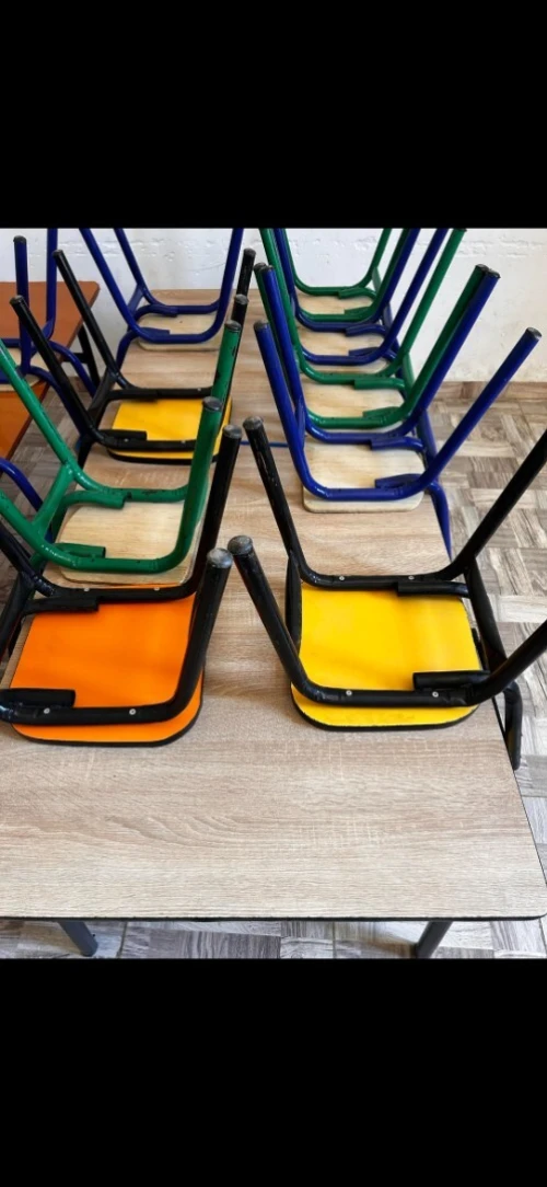 Tables et chaises scolaires
