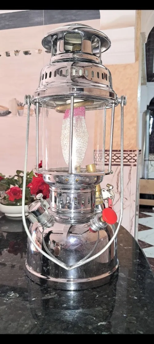مصباح زيتي عتيق