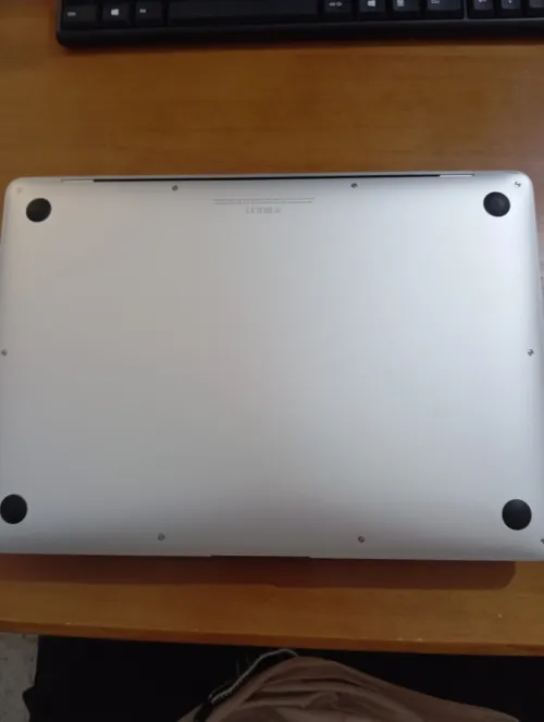 MacBook air m1 libiri officiel Kolch ymchi et active , très bon état 8gb ram 256gb SSD , écran 3k retana display Yji avec charger original 87w et anti choc