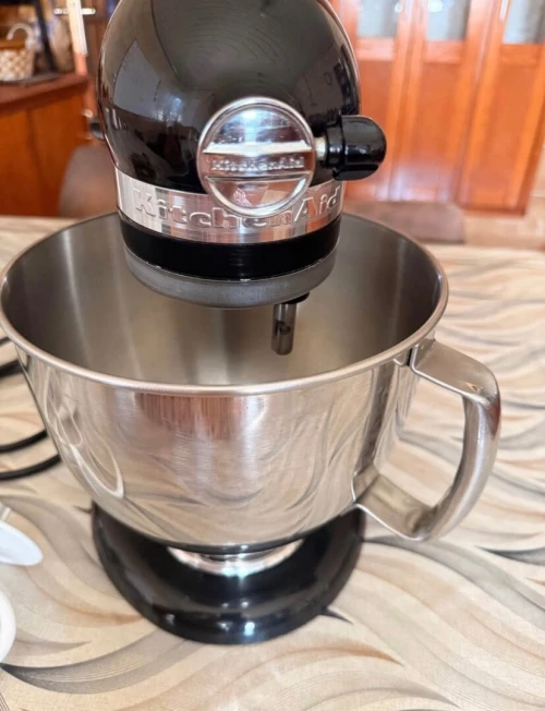 Pétrin KitchenAid avec accessoires et extracteur de jus et découpe légumes
