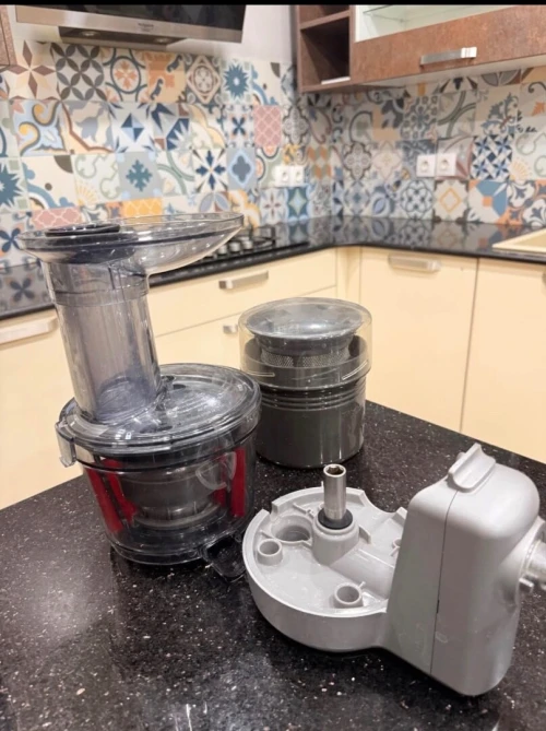 Pétrin KitchenAid avec accessoires et extracteur de jus et découpe légumes