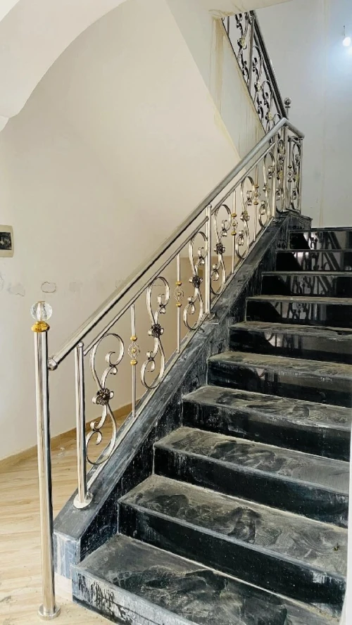 Rampe d'escalier inox et cabine douche