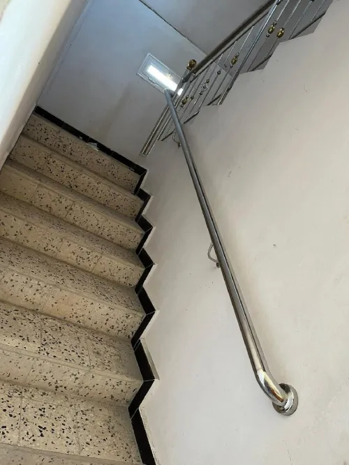 Rampe d'escalier inox et cabine douche