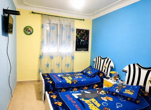 Lits pour enfants et table de nuit
