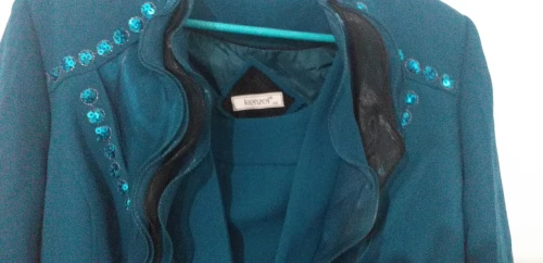 Ensemble neuf jamais porté tres chic couleur bleu pétrole 