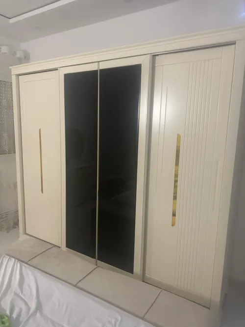 Chambre à coucher bois rouge