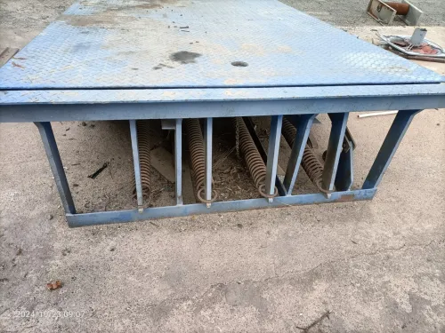 BETONNIERE + QUAI POUR CHARGEMENT + LOT ETAGERES
