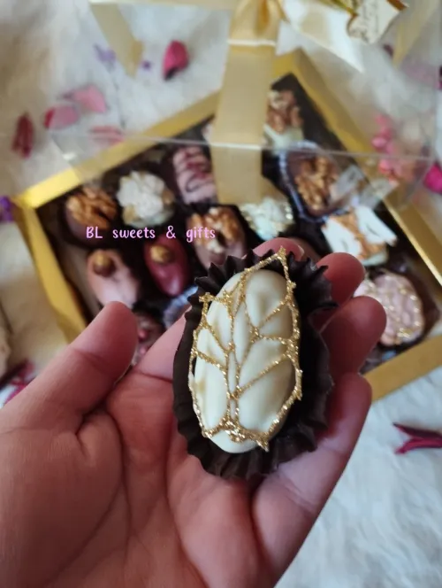 Dattes fourés et fleur au chocolat fourées pour tt les evenements 