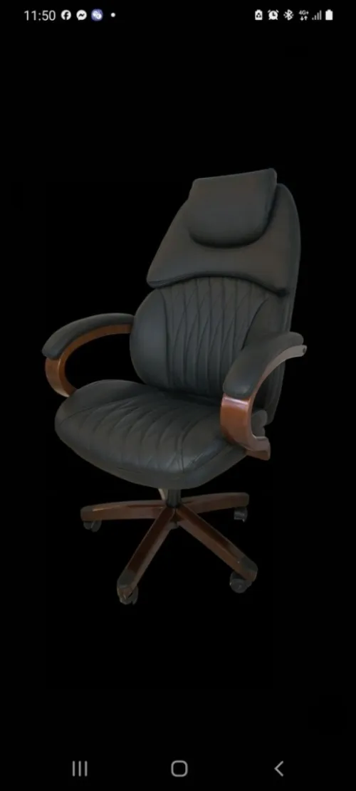 chaise direction les accoudoirs en bois