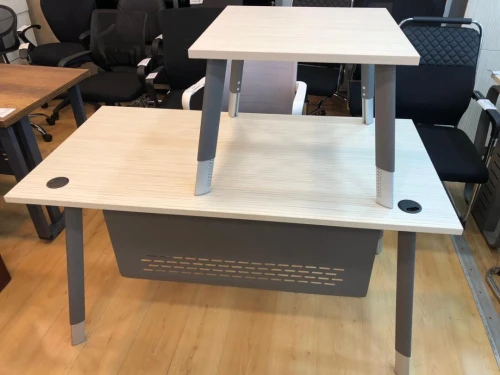 Bureau blond en Mélaminé avec Piètement Métallique Ajustable + Table Basse Assortie