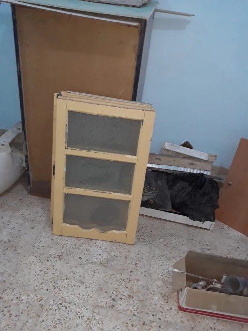 UN LOT DE FENETRES  VITREE ET PERSIENNES EN BOIS ROUGE 