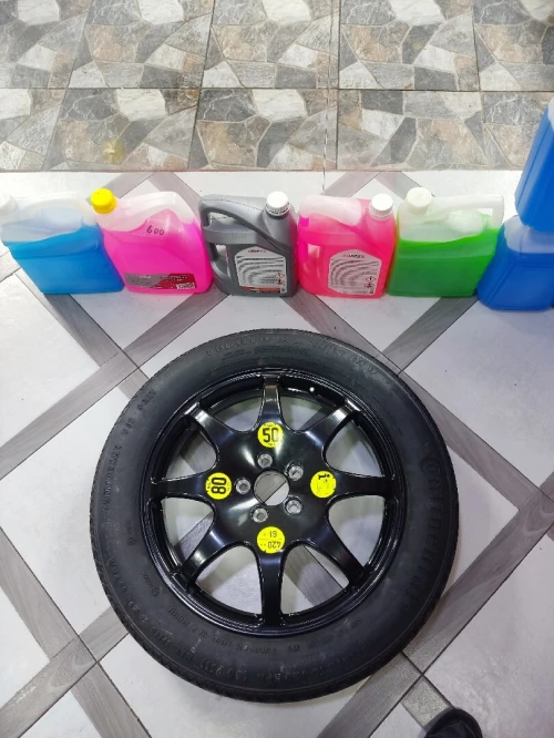 Roue de secours Mercedes Benz et crique