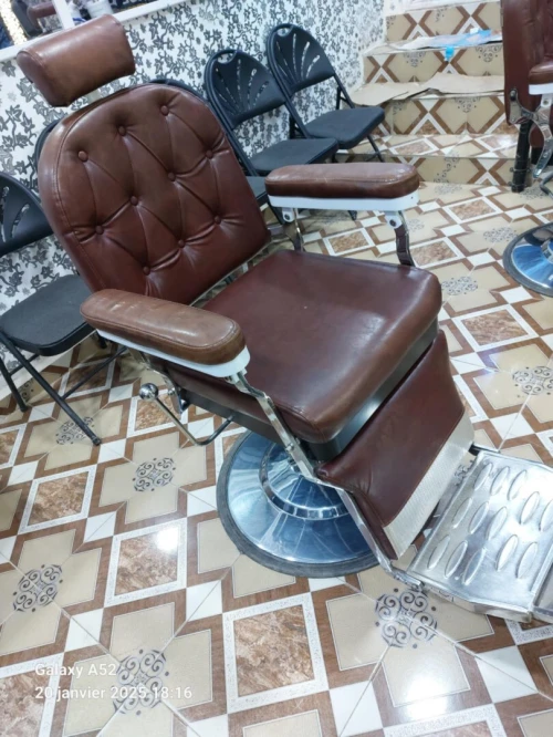 À vendre : 5 fauteuils de barbier en cuir avec miroirs lumineux + bac de lavage - excellent état