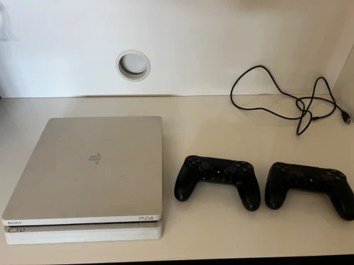 Ps4 slim 1tb flashé avec boite + 2 manettes originales