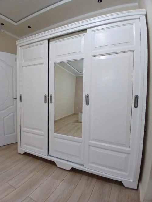 Armoire avec 3 portes coulissantes,