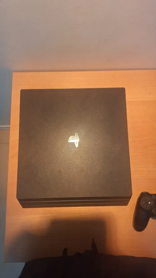 Ps4 pro très bon état stockage 250gb
