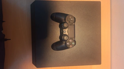 Ps4 pro très bon état stockage 250gb