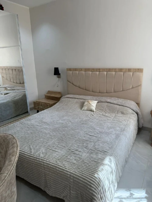 Je mets en vente une chambre à coucher moderne et élégante, en très bon état