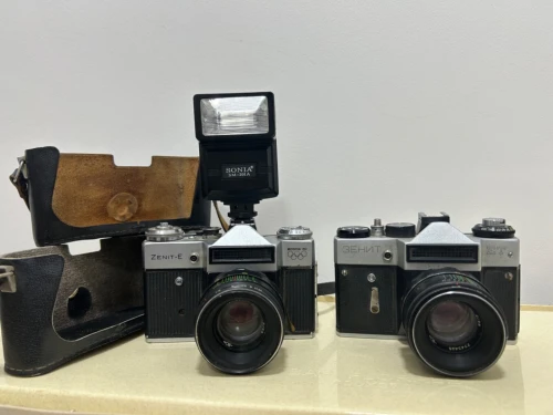 Deux appareil photo ZENIT E pour collection 