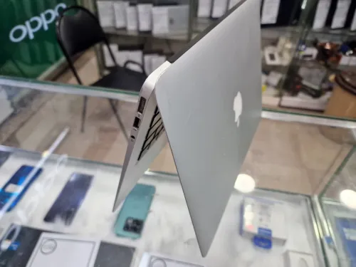 Macbook Air (13 inch , 2017, i5)