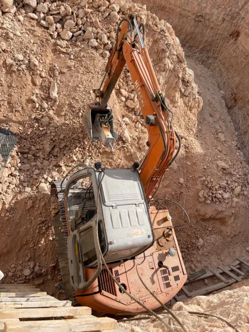 GRUE MOBILE MOYEN ET GRAND TONNAGE A ORAN ,MINI PELLE,COMPACTEUR MANUELLE,CLARK,BOB CAT,POCLAIN ORAN