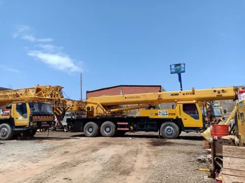 GRUE MOBILE MOYEN ET GRAND TONNAGE A ORAN ,MINI PELLE,COMPACTEUR MANUELLE,CLARK,BOB CAT,POCLAIN ORAN