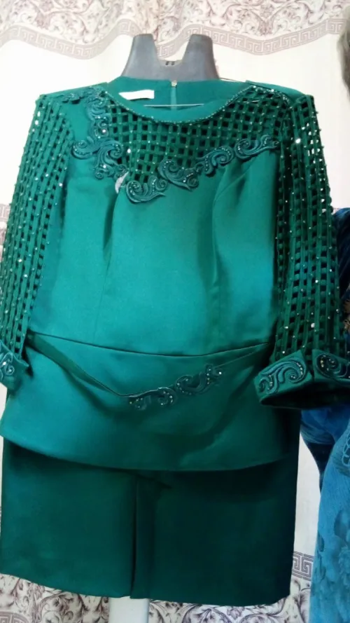 ensemble jupe avec le haut pour fête