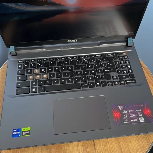 Laptop MSI VECTOR 17HX / I9-14900HX / RTX 4080 / 17" QHD+ 240Hz