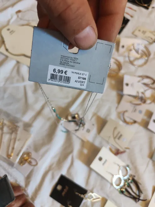 Bijoux de marque MOA: colliers, bagues, boucles d'oreilles, broches ... Tout est neuf 