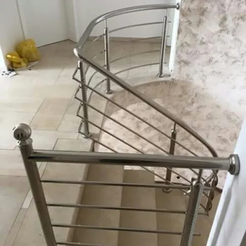 RAMPES D'ESCALIER EN INOX ET VERRE