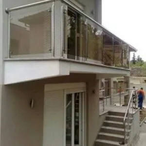 RAMPES D'ESCALIER EN INOX ET CADRE-CORPS INOX  ET EN VERRE