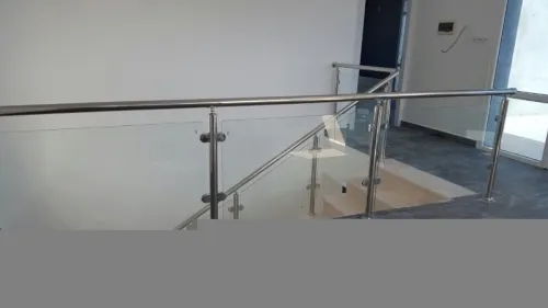 RAMPES D'ESCALIER EN INOX ET VERRE