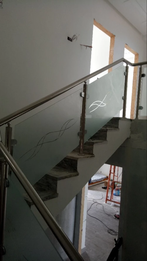 RAMPES D'ESCALIER EN INOX ET VERRE