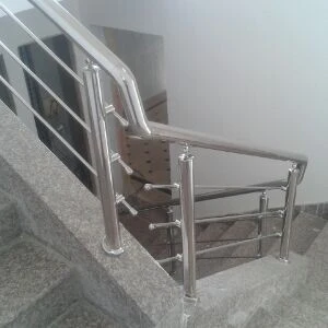 RAMPES D'ESCALIER EN INOX ET CADRE-CORPS INOX  ET EN VERRE