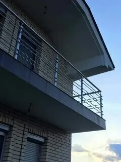 RAMPES D'ESCALIER EN INOX ET CADRE-CORPS INOX  ET EN VERRE