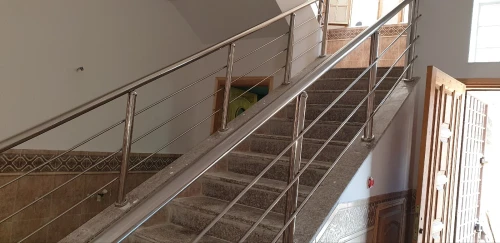 RAMPES D'ESCALIER EN INOX ET VERRE 