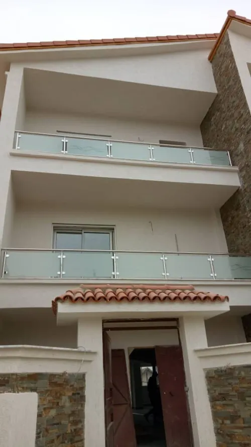 RAMPES D'ESCALIER EN INOX ET VERRE