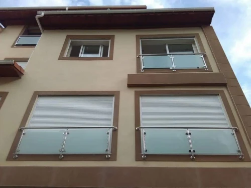 RAMPES D'ESCALIER EN INOX ET VERRE 