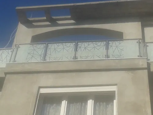 RAMPES D'ESCALIER EN INOX ET VERRE 