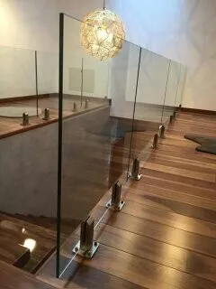 RAMPES D'ESCALIER EN INOX ET VERRE