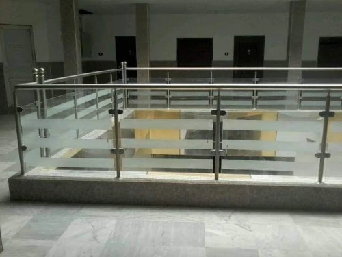 RAMPES D'ESCALIER EN INOX ET CADRE-CORPS INOX  ET EN VERRE